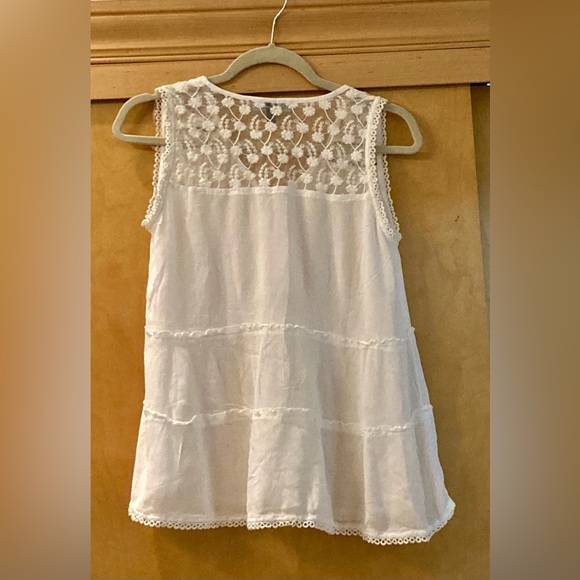 Breezy, beautiful sleeveless top. Size Large - Picture 3 of 4